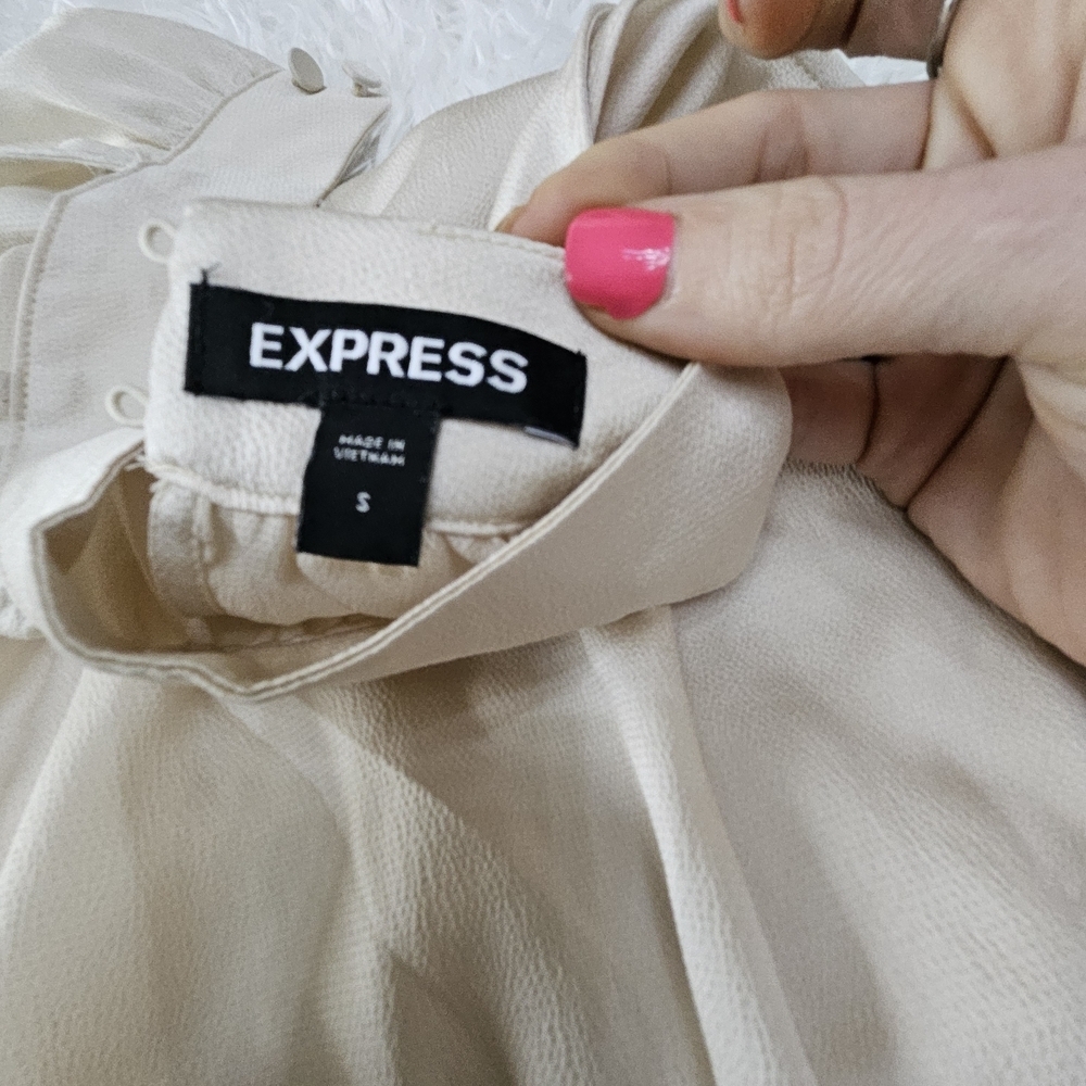 Express Ivory Textured Top - Picture 2 of 3